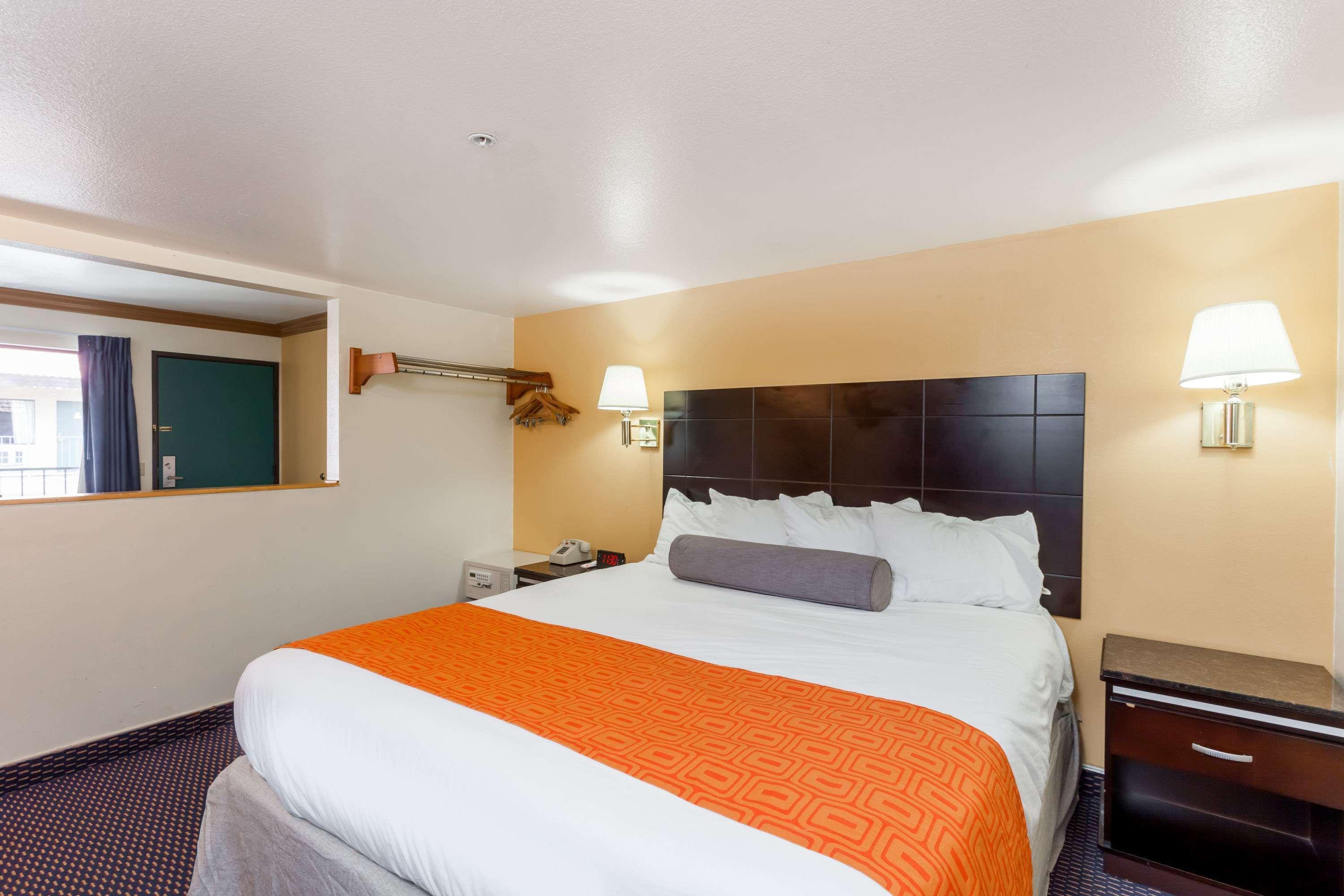 Howard Johnson By Wyndham Norco Exteriér fotografie