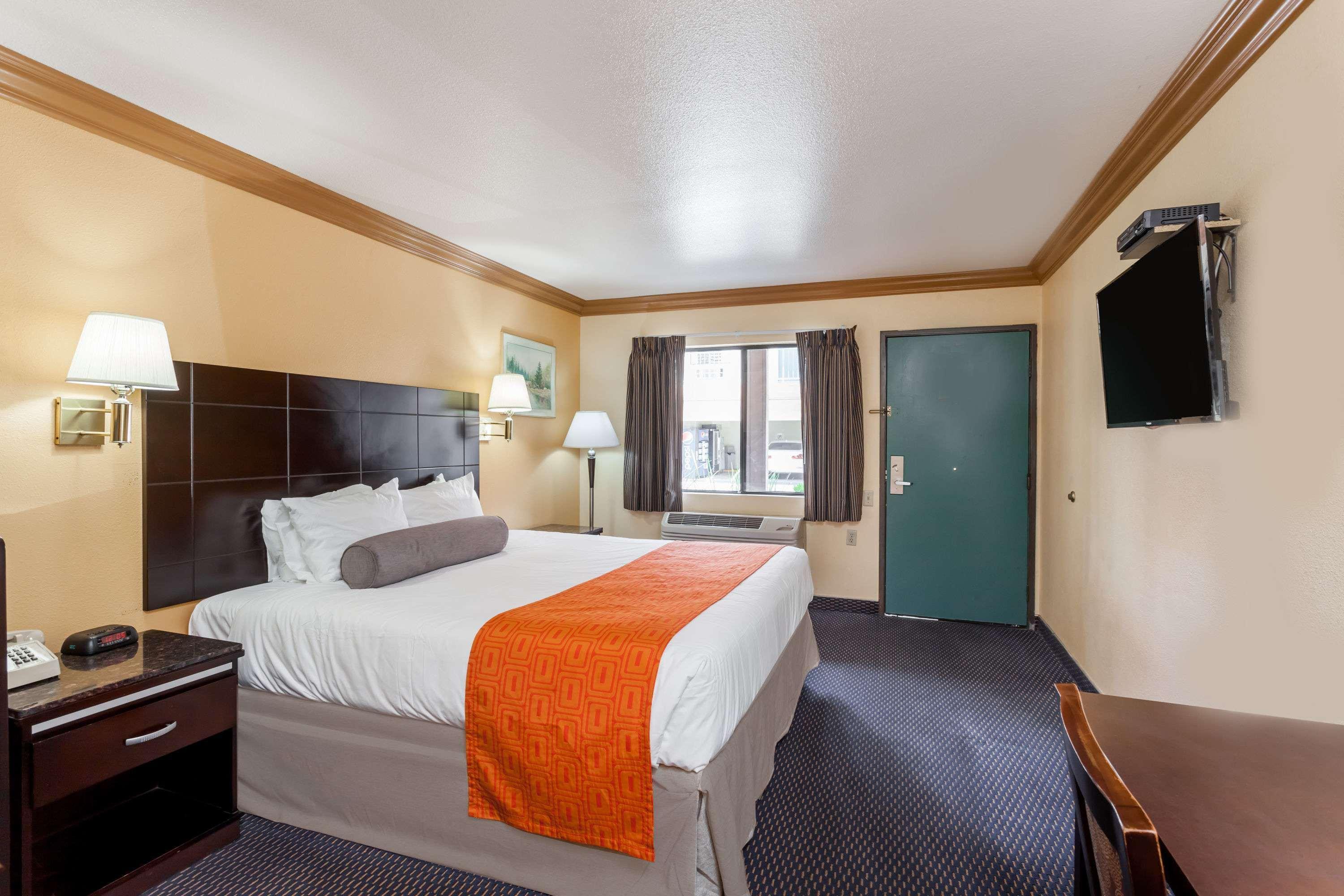 Howard Johnson By Wyndham Norco Exteriér fotografie