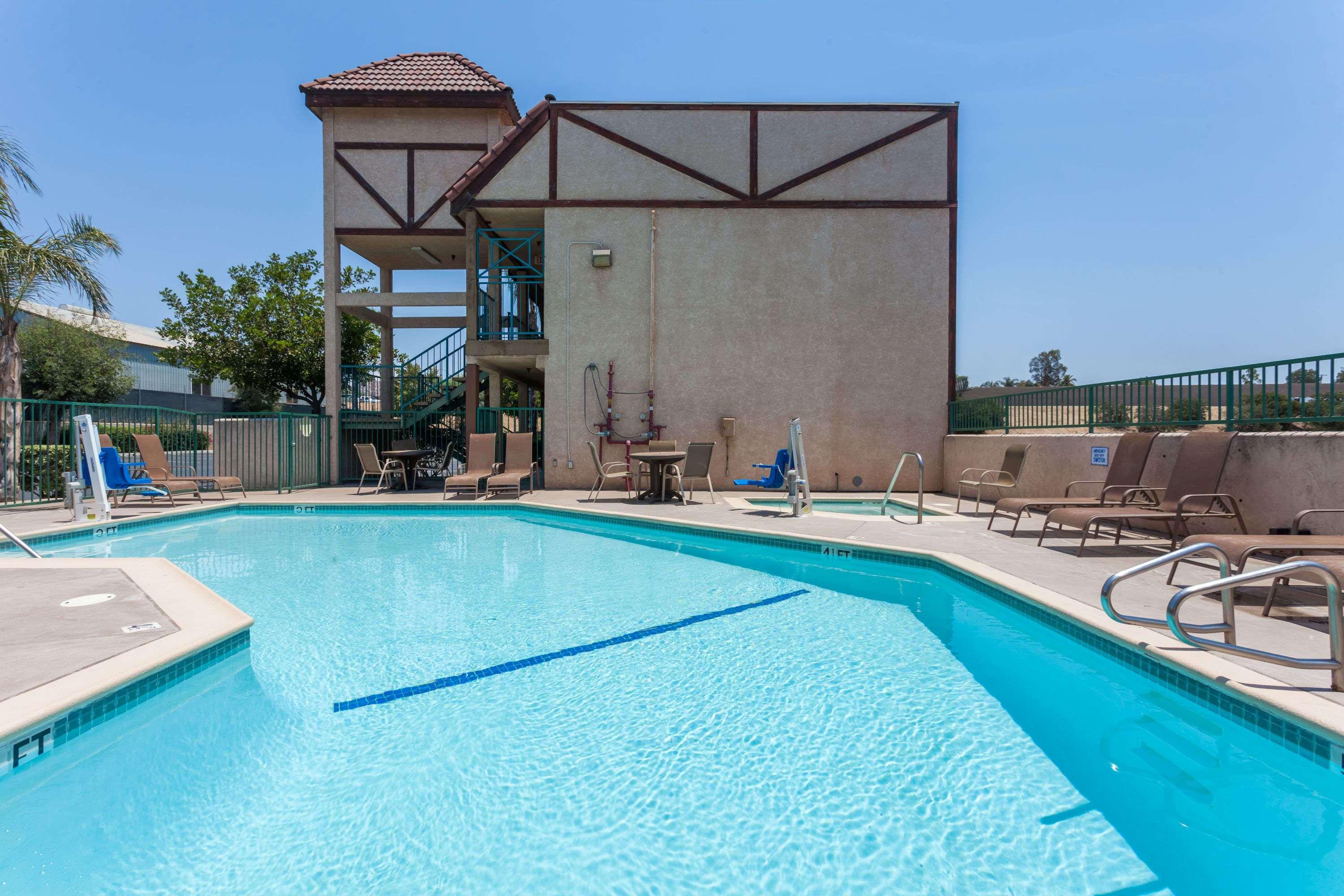 Howard Johnson By Wyndham Norco Exteriér fotografie