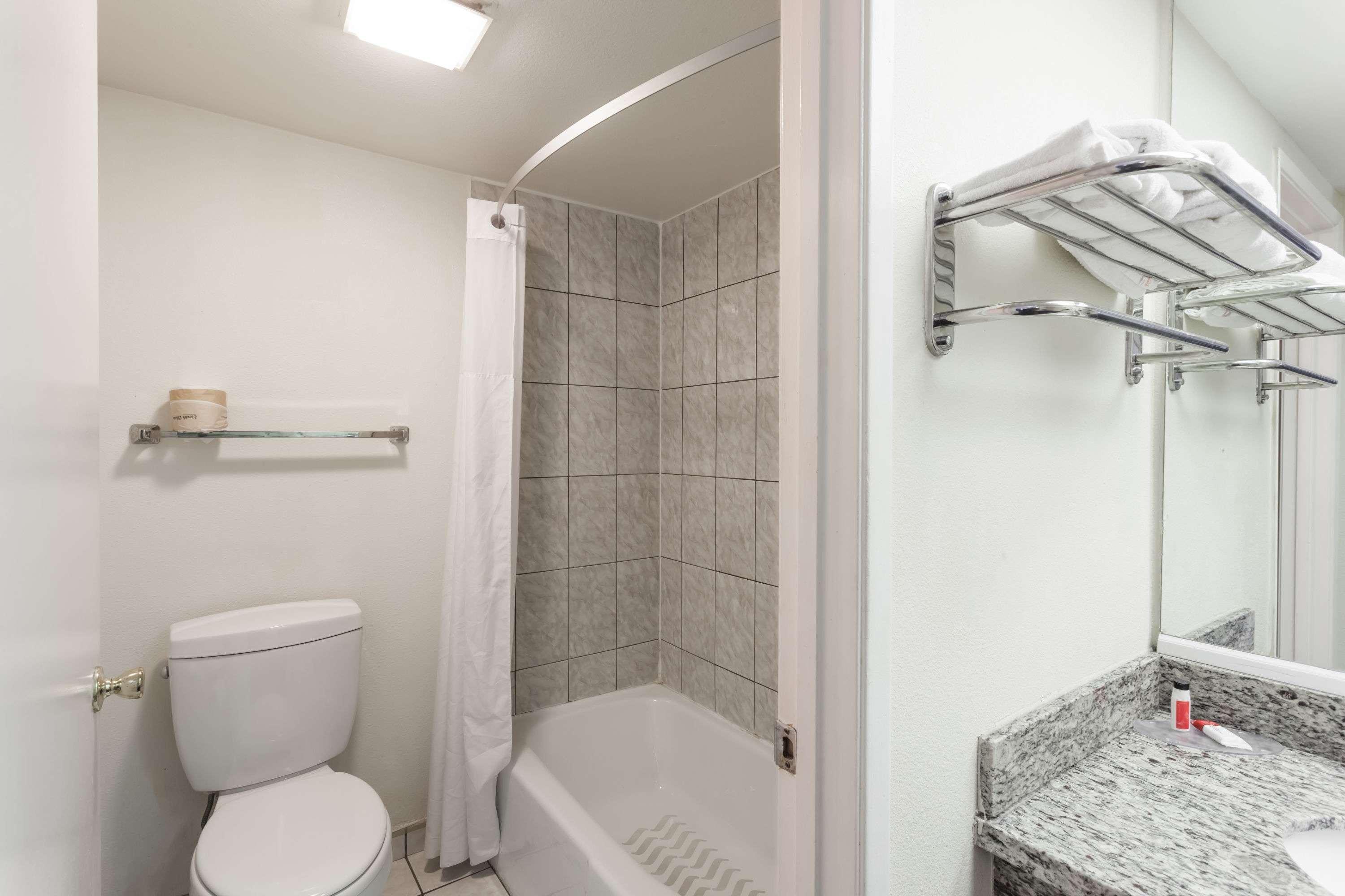 Howard Johnson By Wyndham Norco Exteriér fotografie