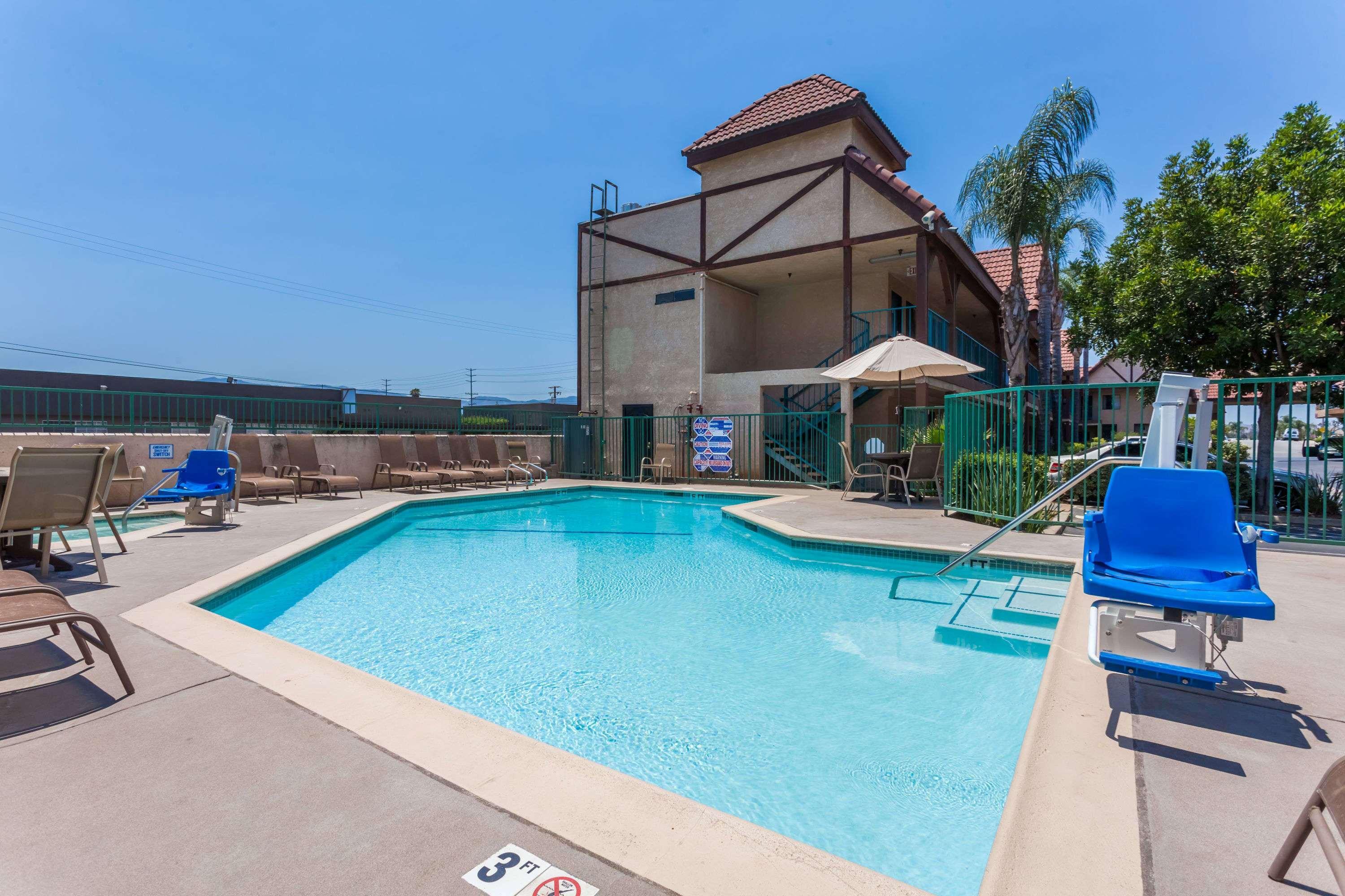 Howard Johnson By Wyndham Norco Exteriér fotografie
