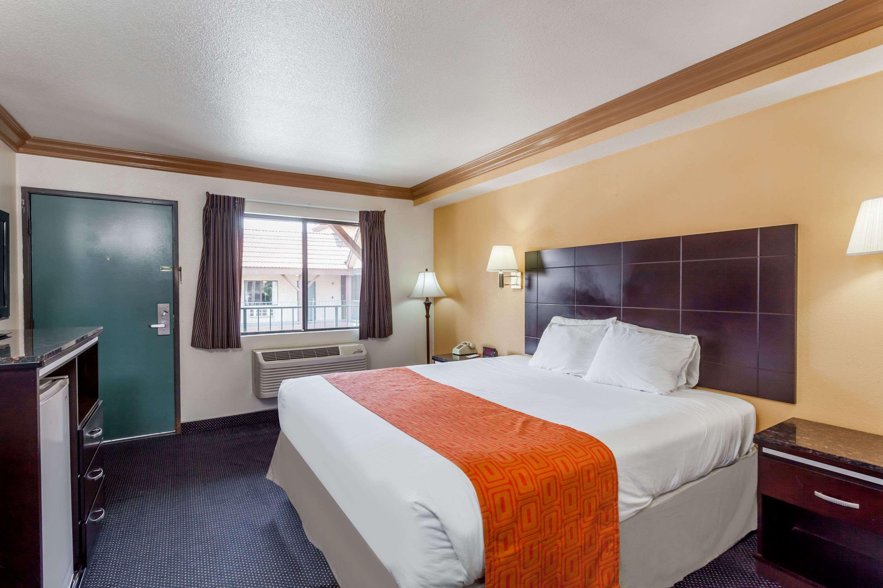 Howard Johnson By Wyndham Norco Exteriér fotografie