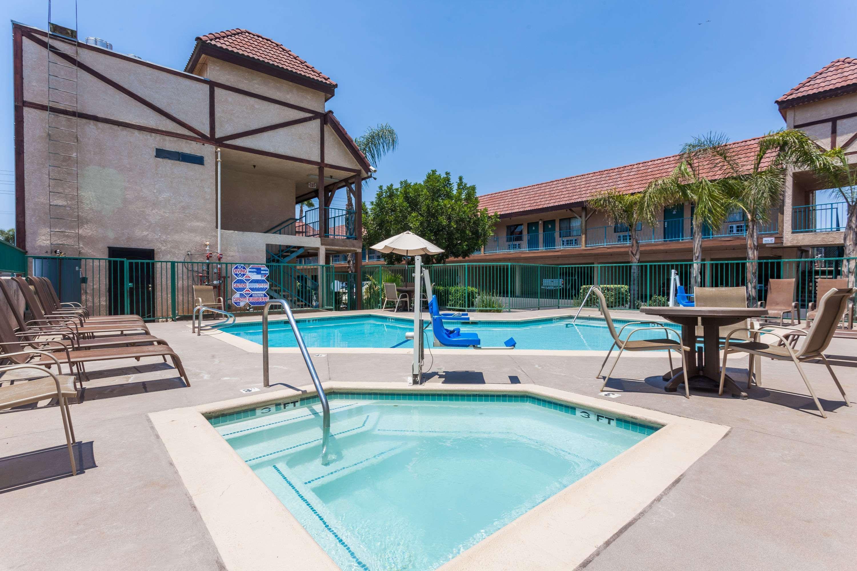 Howard Johnson By Wyndham Norco Exteriér fotografie