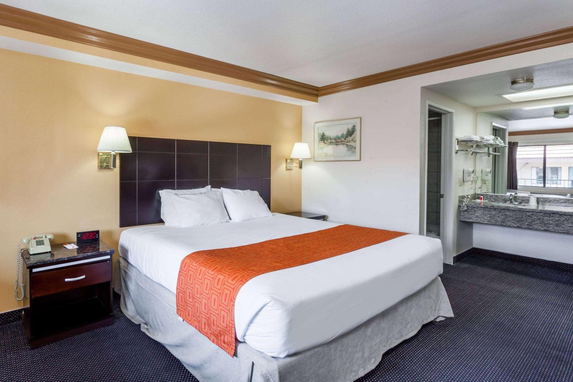 Howard Johnson By Wyndham Norco Exteriér fotografie