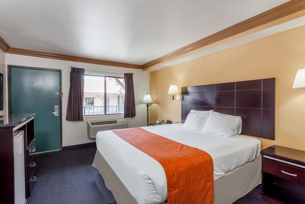 Howard Johnson By Wyndham Norco Exteriér fotografie