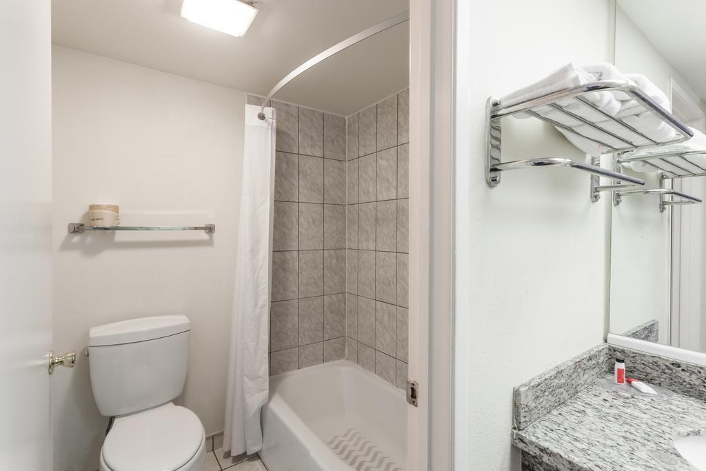 Howard Johnson By Wyndham Norco Exteriér fotografie