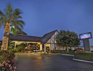 Howard Johnson By Wyndham Norco Exteriér fotografie